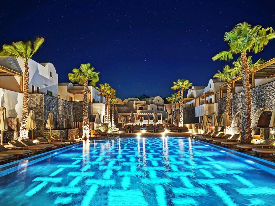 Zwembad van Raddison Blu Zaffron Resort in Kamari, Griekenland foto 2